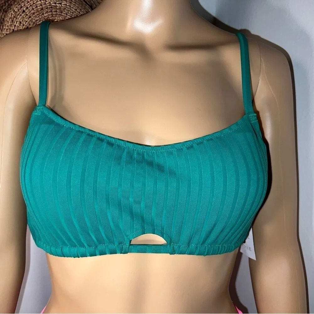 Shade& Shore,NWT,  34B, ribbed bikini top,front cutout peephole,‎ adj straps